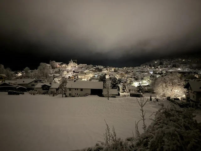 Verschneites Bodenmais bei Nacht mit beleuchteten Häusern