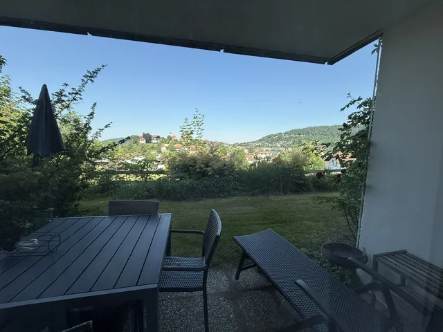 Terrasse mit Sitzplatz und Blick ins Grüne
