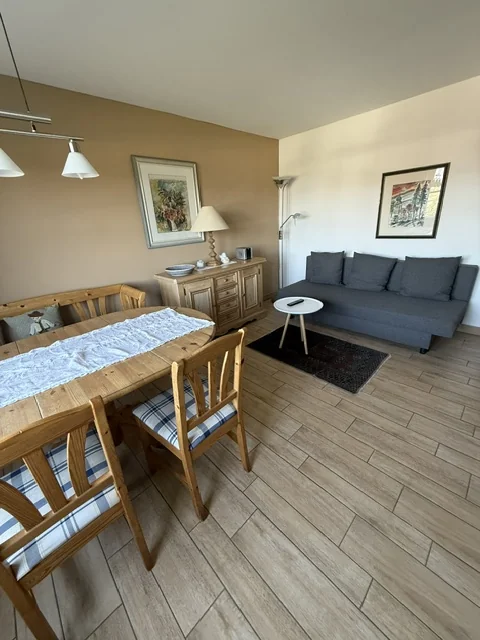 Essbereich und Sofa im Wohnraum